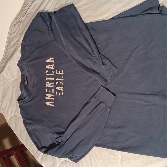 𝅺AMERICAN EAGLE OUTFITTERS MENS SZ XL LONG SLEEVE BLUE TEE SHIRT WITH TAN PRINT - Picture 3 of 6